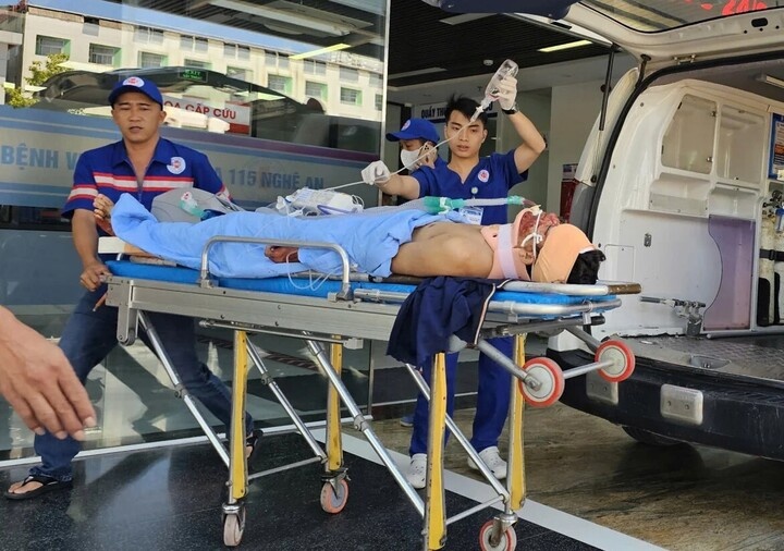Xe khách va chạm trên cao tốc qua Nghệ An, hơn 20 người nhập viện