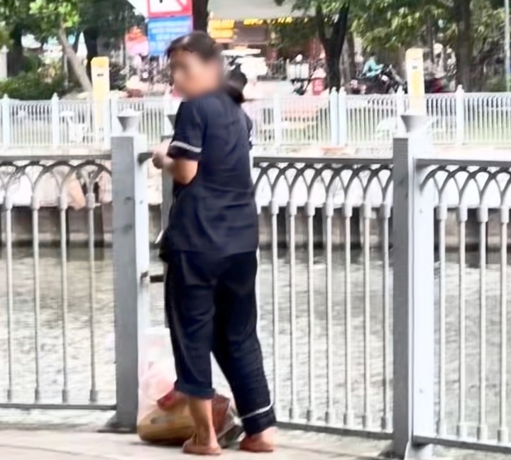 n&eacute;m r&aacute;c xuống k&ecirc;nh ảnh 1