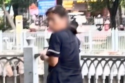 Người phụ nữ bị nhắc nhở vẫn ném rác xuống kênh ở TP.HCM gây phẫn nộ