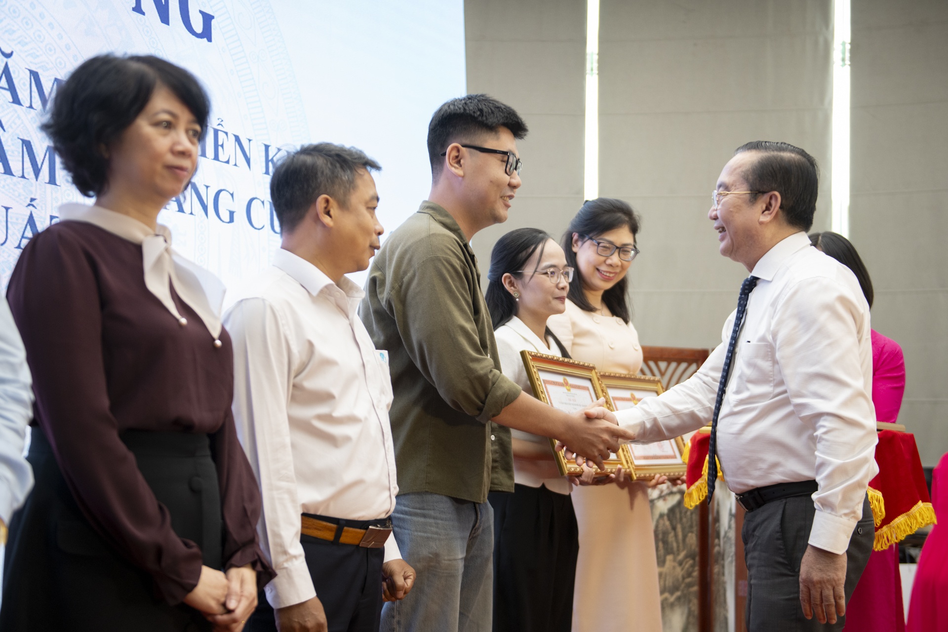 TP.HCM khen thưởng 33 tập thể, cá nhân đóng góp cho Đường sách Tết