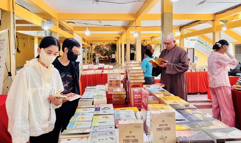 Triển lãm sách mùa Vu Lan tại chùa Vĩnh Nghiêm