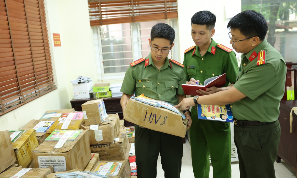 s&aacute;ch giả ảnh 1