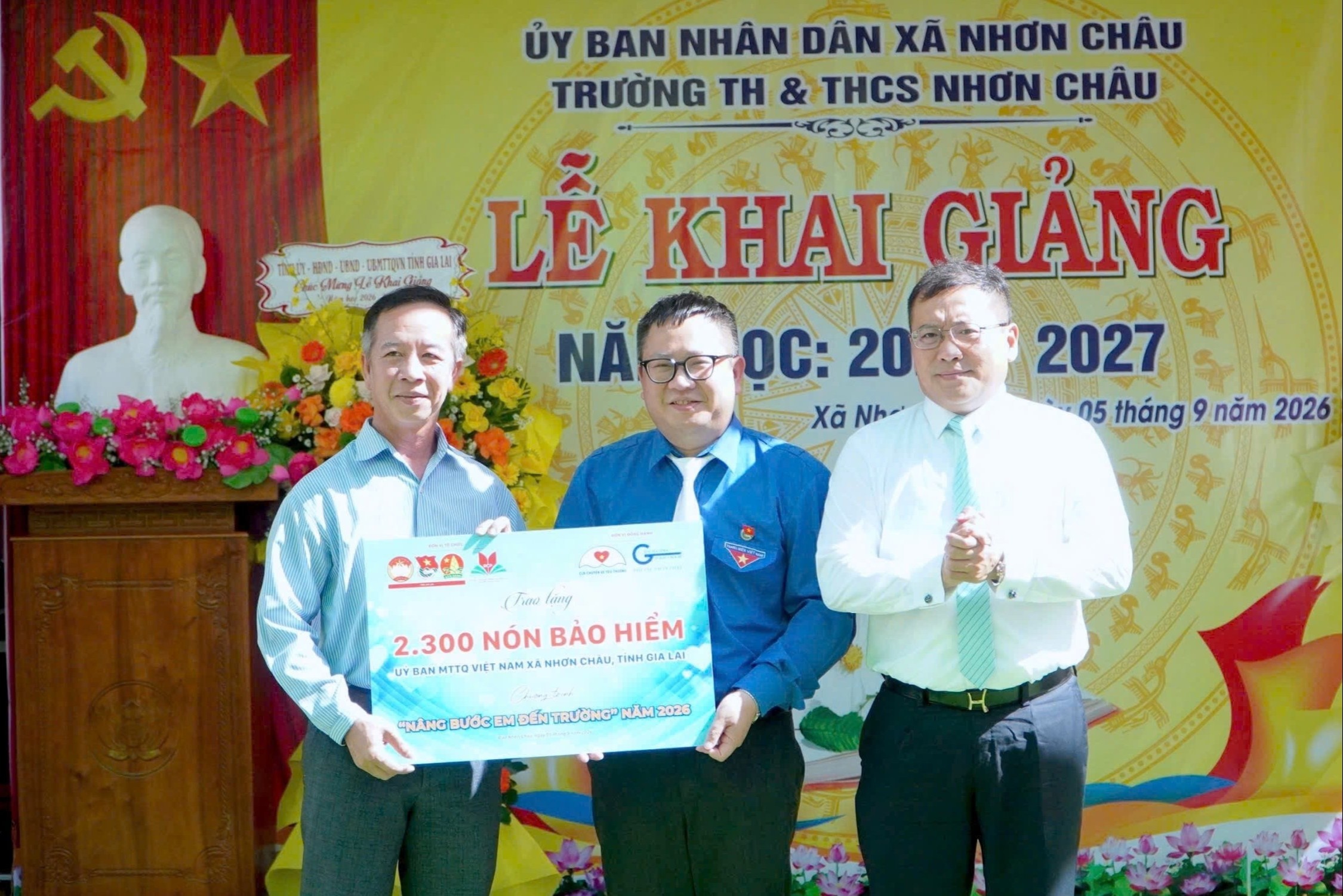 Hội Xuất bản Việt Nam 'nâng bước em đến trường' tại xã đảo Nhơn Châu