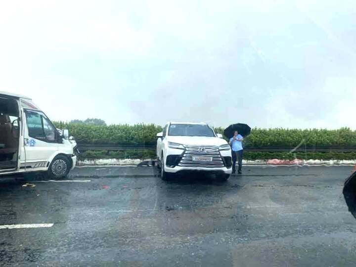 Lexus gây tai nạn liên hoàn trên cao tốc