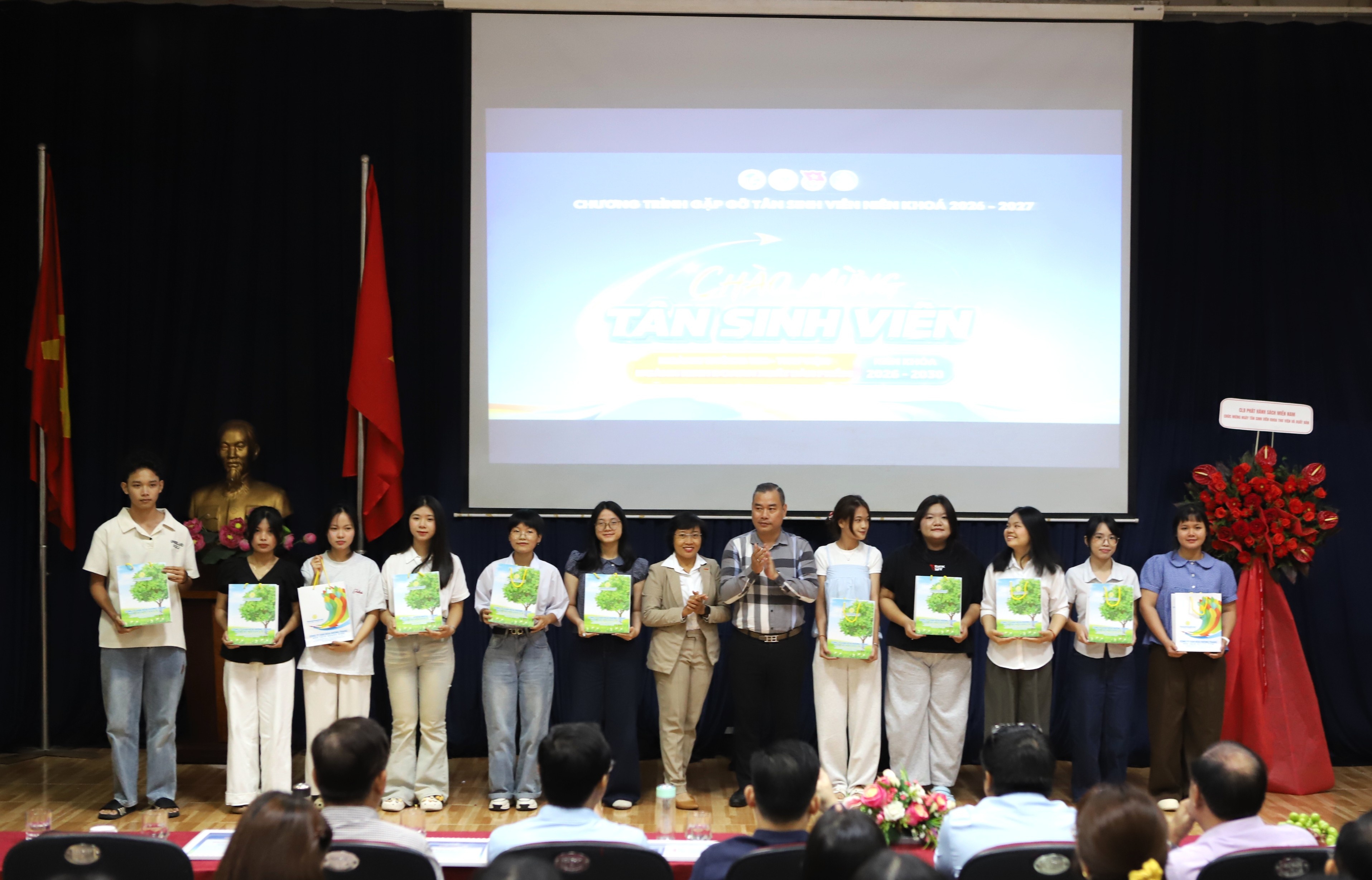 t&acirc;n sinh vi&ecirc;n ảnh 2
