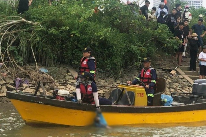 Tìm 2 người mất tích trên sông Trà Lý, phát hiện thi thể bé trai sơ sinh