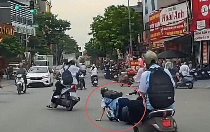 Nữ sinh ngồi sau xe máy kéo tóc bạn ngã chúi rồi bỏ chạy ở Bắc Ninh