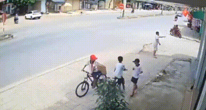 Vụ bé trai lớp 3 bị cổng làng đổ sập: Tạm giữ phương tiện để điều tra