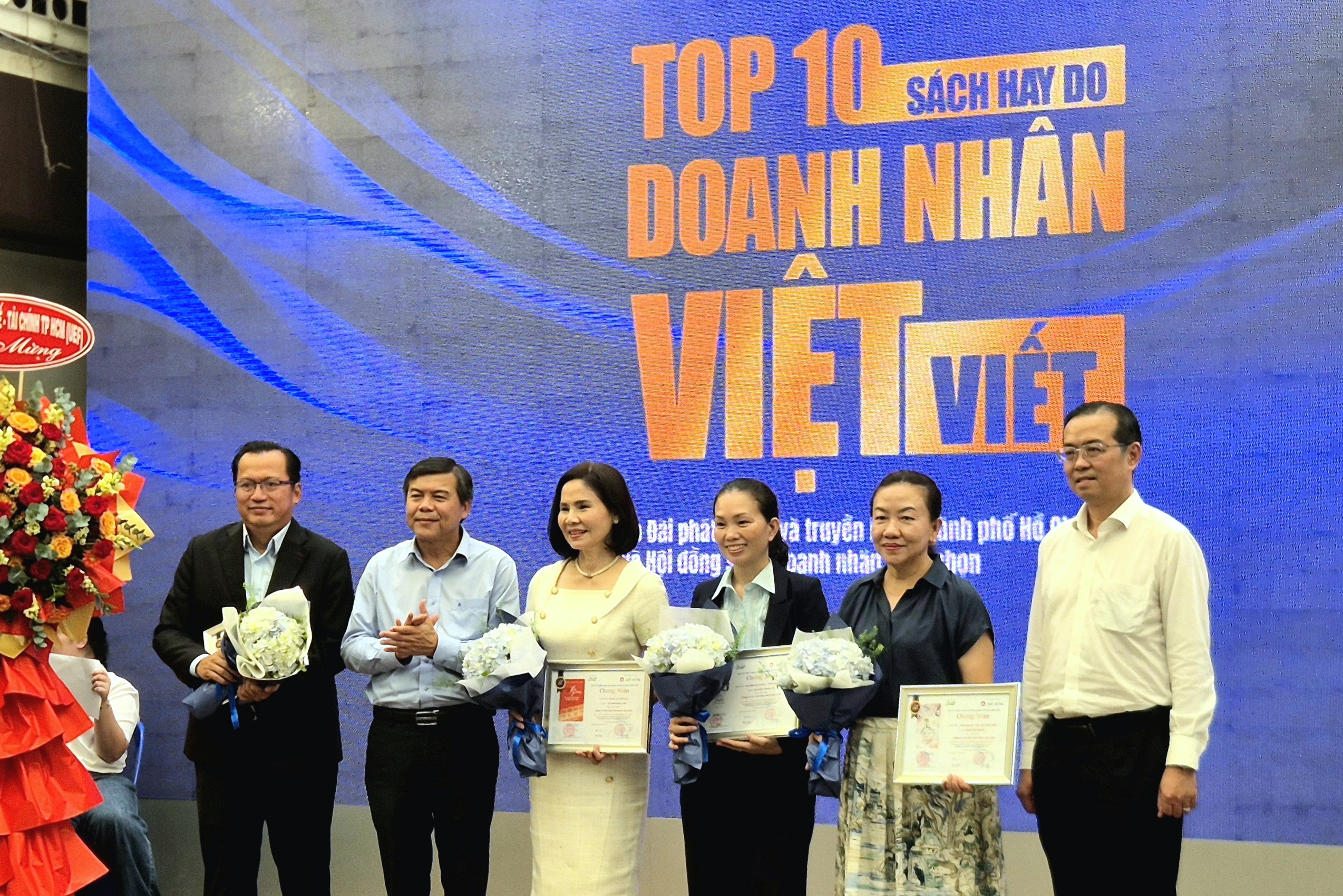 doanh nh&acirc;n v&agrave; s&aacute;ch ảnh 2