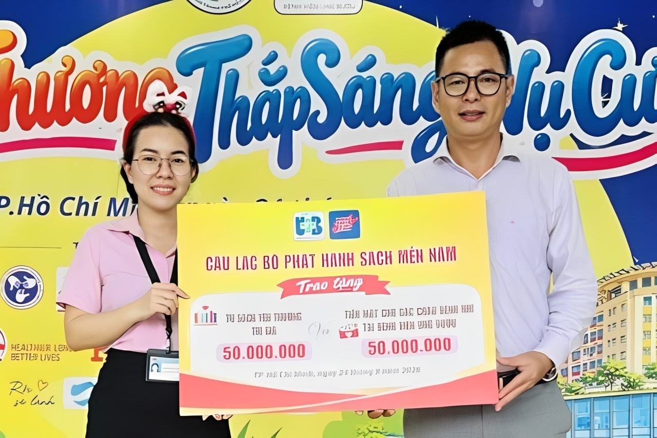 Trao sách, gửi yêu thương đến bệnh nhi khó khăn