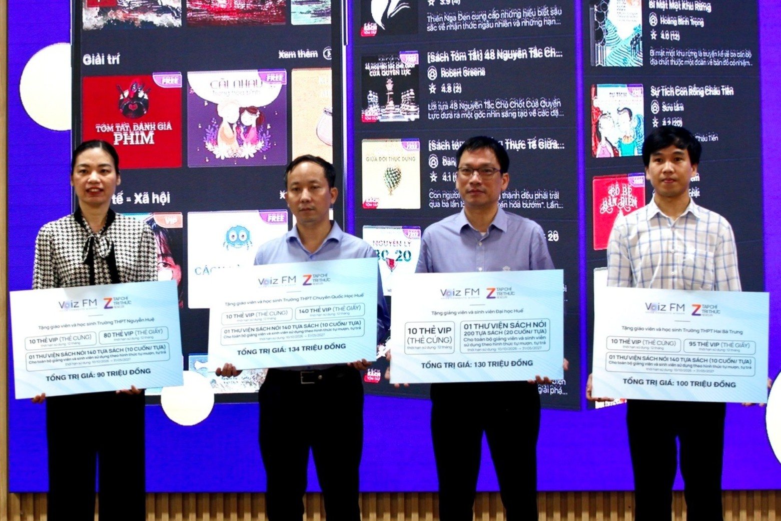 345 thẻ VIP đọc sách và 4 thư viện sách nói được tặng cho học sinh Huế