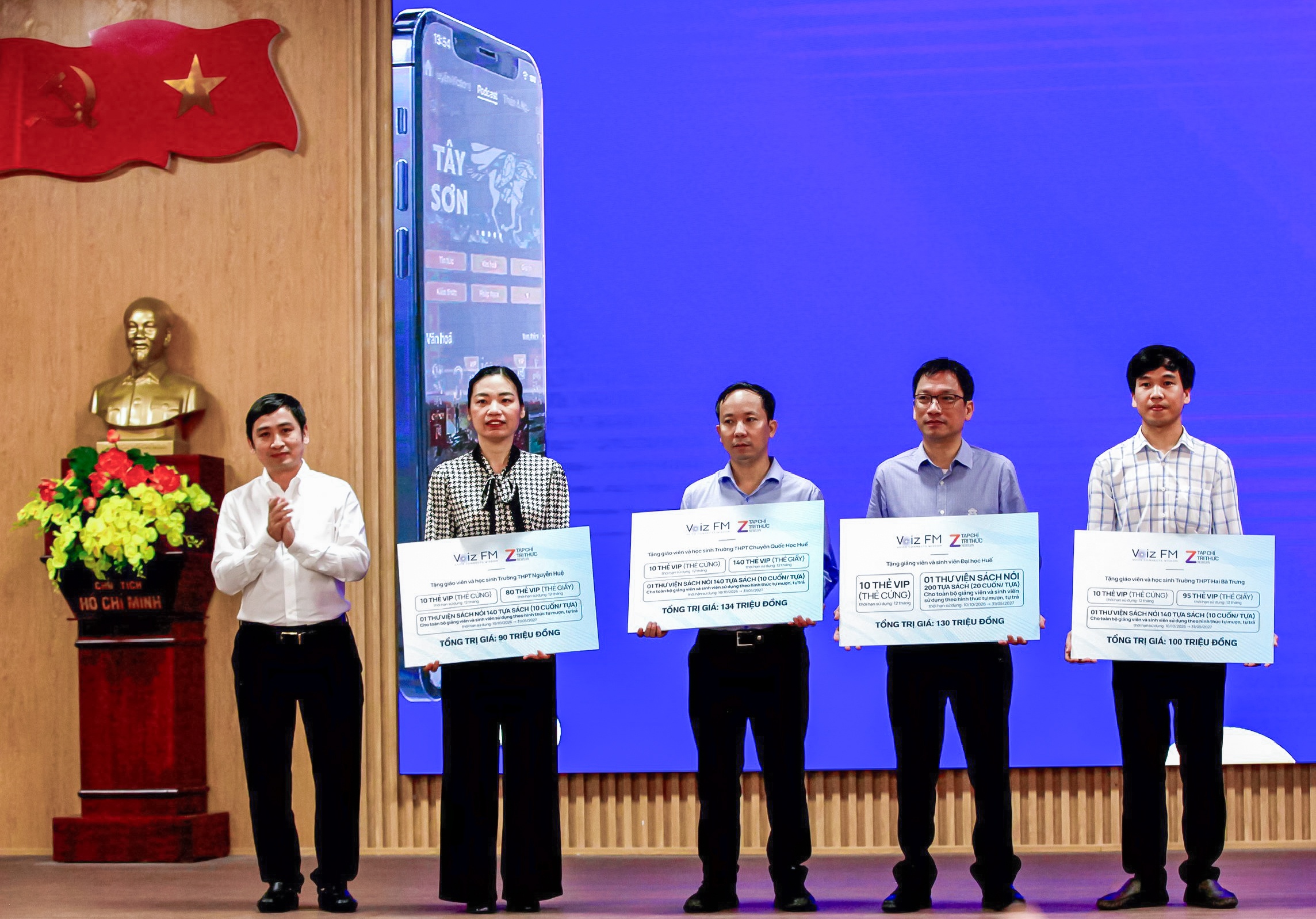 345 thẻ VIP đọc sách và 4 thư viện sách nói được tặng cho học sinh Huế