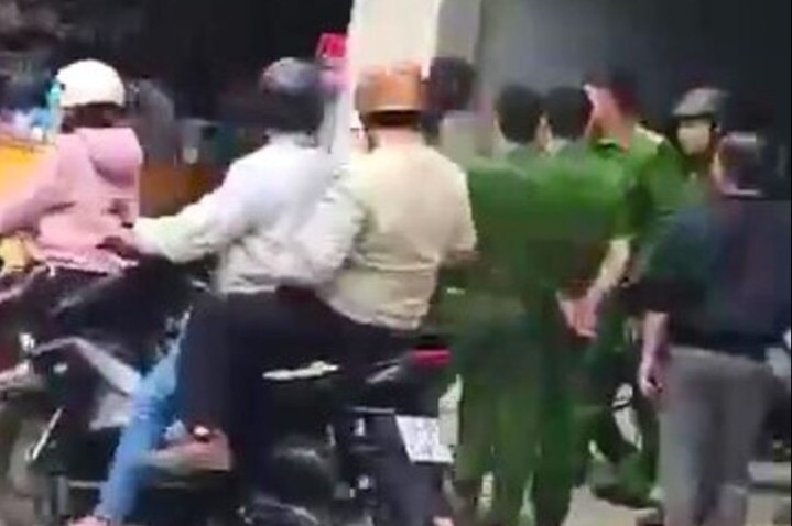 Người đàn ông cầm vật sắc nhọn khống chế phụ nữ ở Đà Lạt