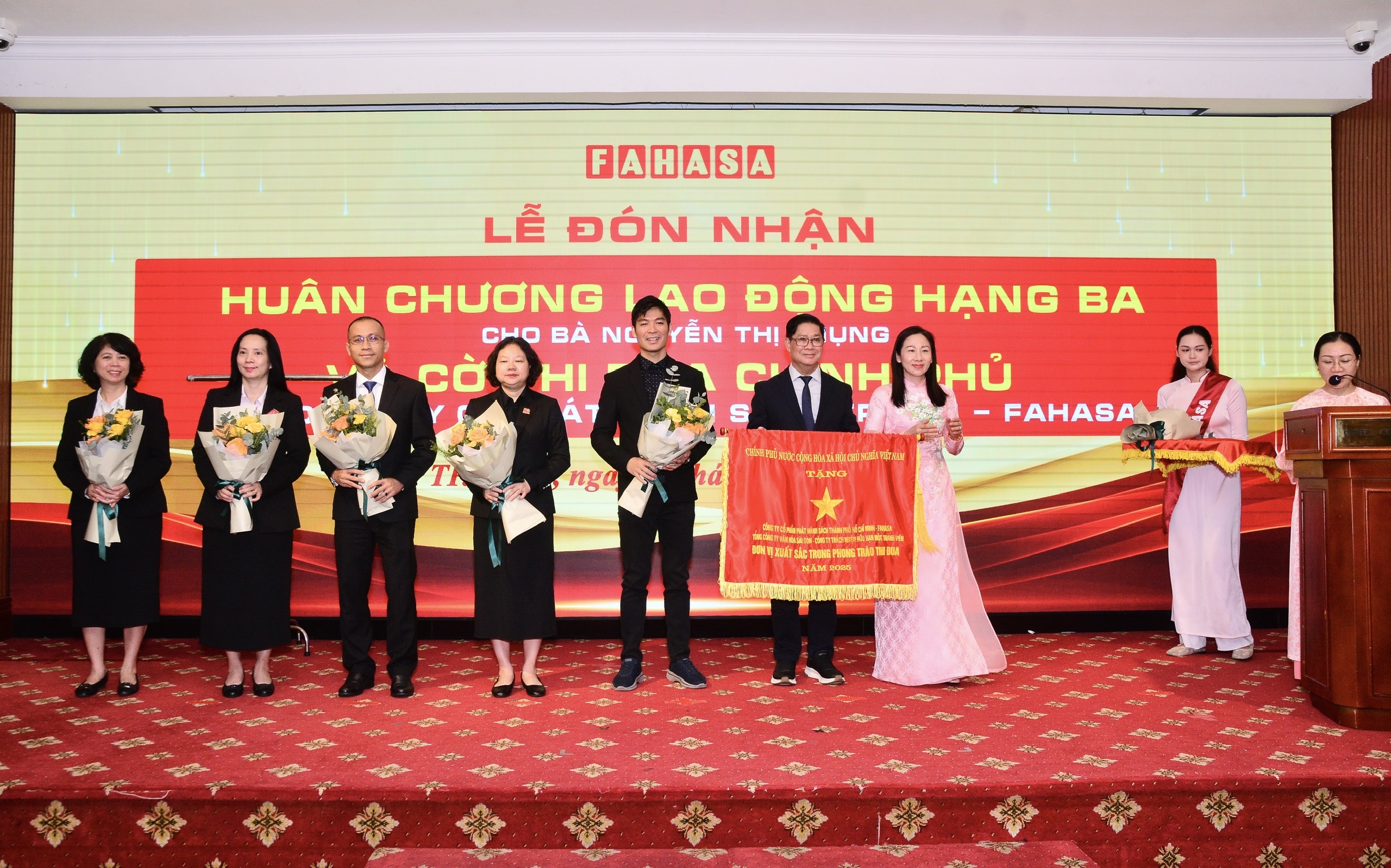 nh&agrave; s&aacute;ch ảnh 1