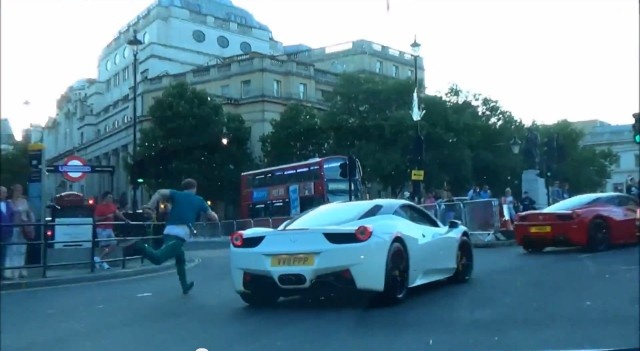 Chang trai say ruou chay bo theo sieu xe hinh anh