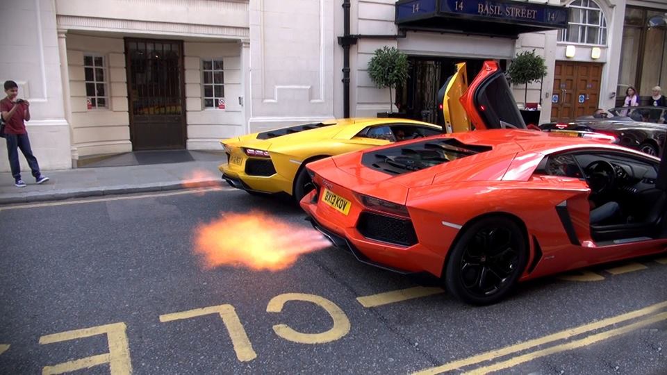 Hai sieu xe Lamborghini Aventador khac lua tren pho hinh anh