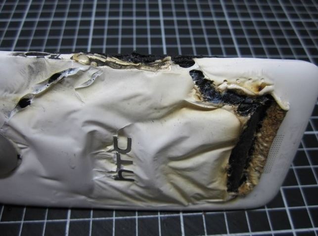 HTC One X phat no khi dang sac hinh anh