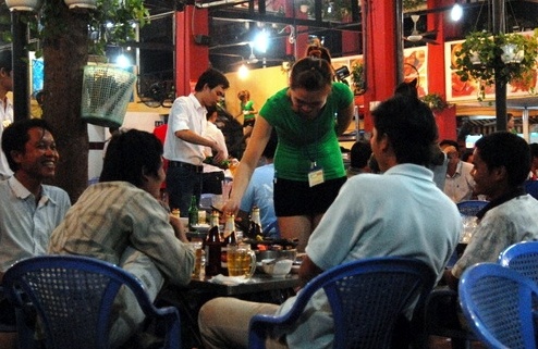 Buc khach, nhan vien do ca chai nuoc mam vao noi lau hinh anh