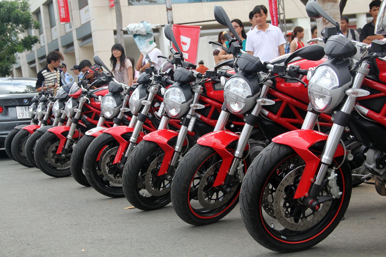Dan xe Ducati khoe dang tai le hoi mo to Viet Nam hinh anh