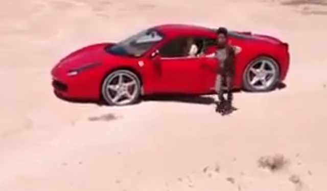 Cau nhoc 7 tuoi lai sieu xe Ferrari 458 Italia tren bai cat hinh anh