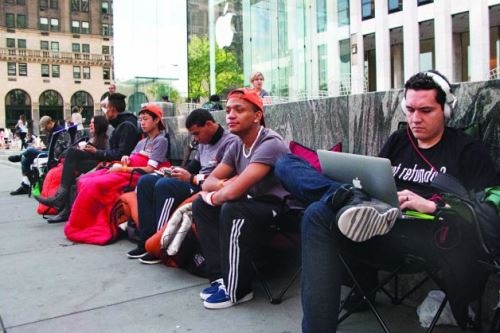 Xep hang mua iPhone 5S, 5C truoc nua thang hinh anh