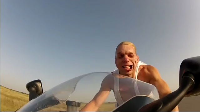 Mat bien dang khi chay xe o van toc 240 km/h hinh anh