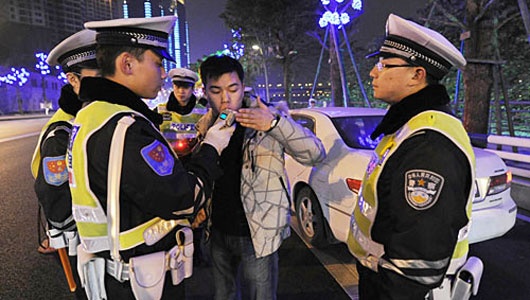 Dich vu lai xe cho nguoi say o Trung Quoc hinh anh