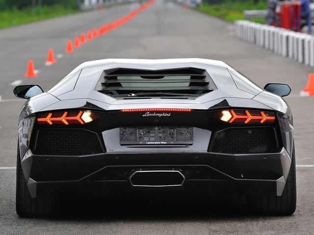 Clip Lamborghini Aventador danh bai mot loat doi thu hinh anh