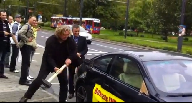 Tu dung bua pha nat BMW M6 tai trien lam xe hoi hinh anh