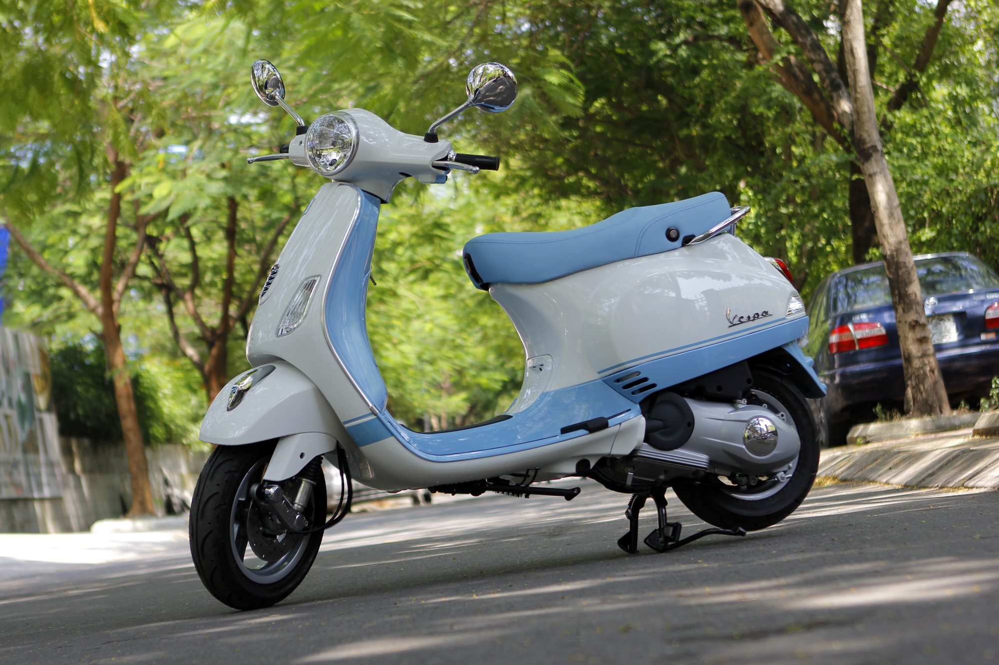 Anh thuc te Vespa LX ban dac biet hai mau son hinh anh