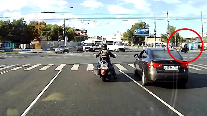 Clip xe may vuot den do, ruc vao gam o to hinh anh