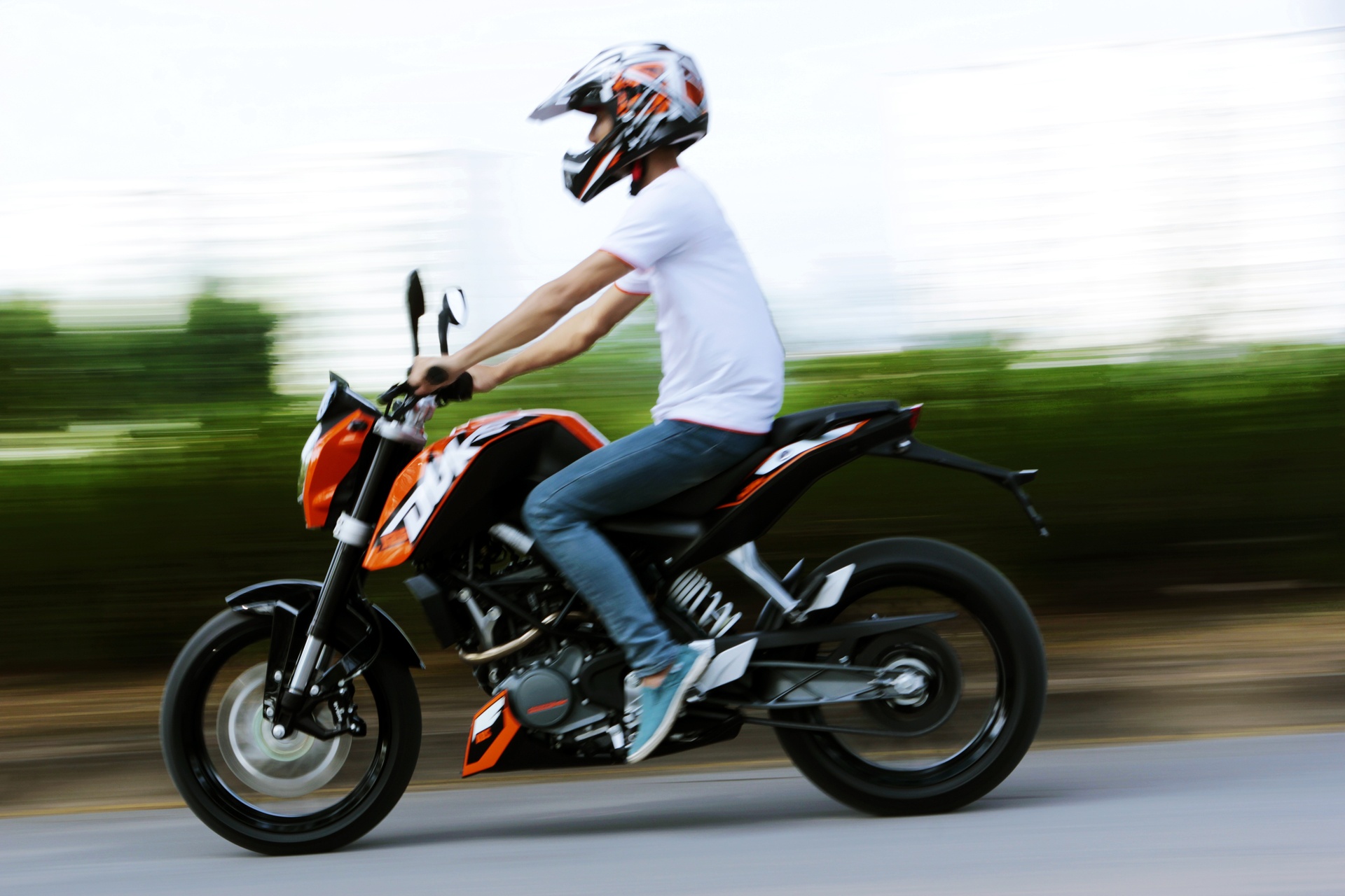 Chay thu KTM Duke 125: Lan gio moi naked-bike tren pho hinh anh