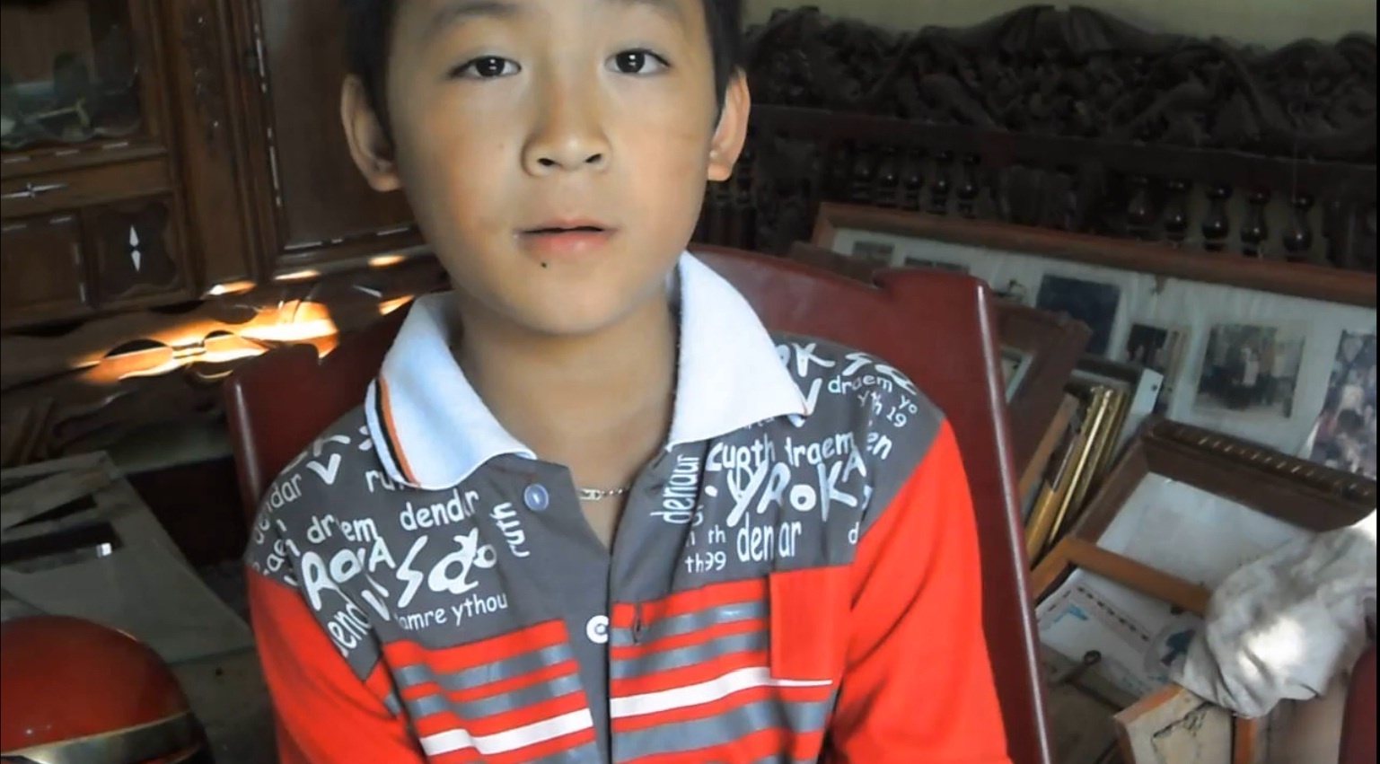 Clip be 10 tuoi ke ve vu no: 'Chau so qua chui vao gam ban' hinh anh