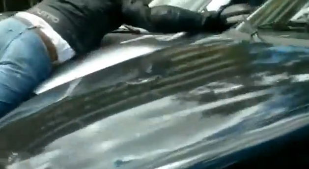 Va cham nay lua giua nu tai xe o to va mo to hinh anh