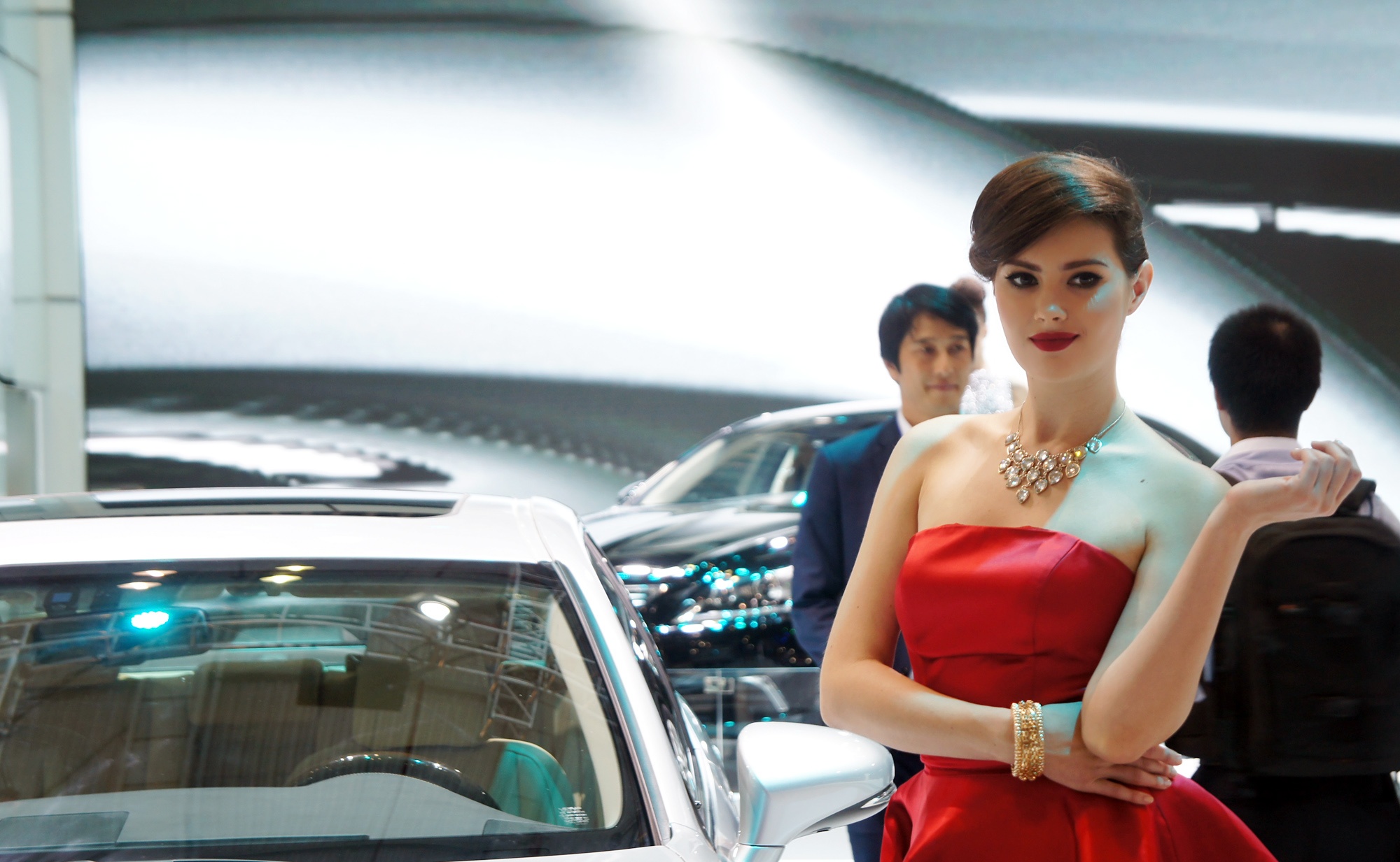 Anh va clip dan nguoi mau tai trien lam o to lon nhat VN hinh anh