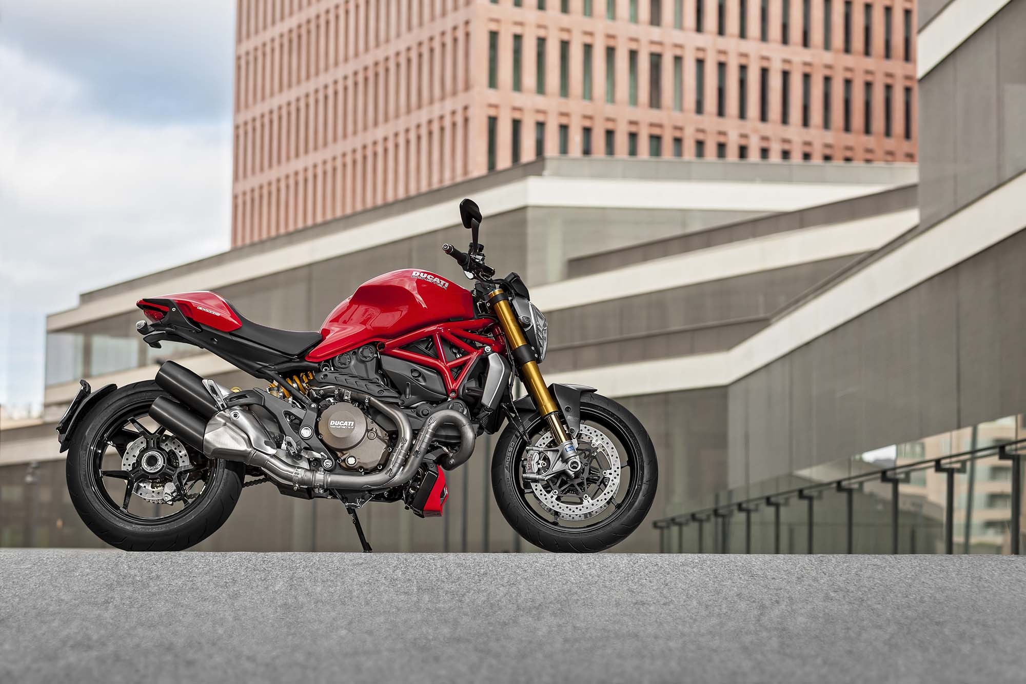 Lo dien bo doi Ducati Monster 1200 va Monster 1200 S hinh anh