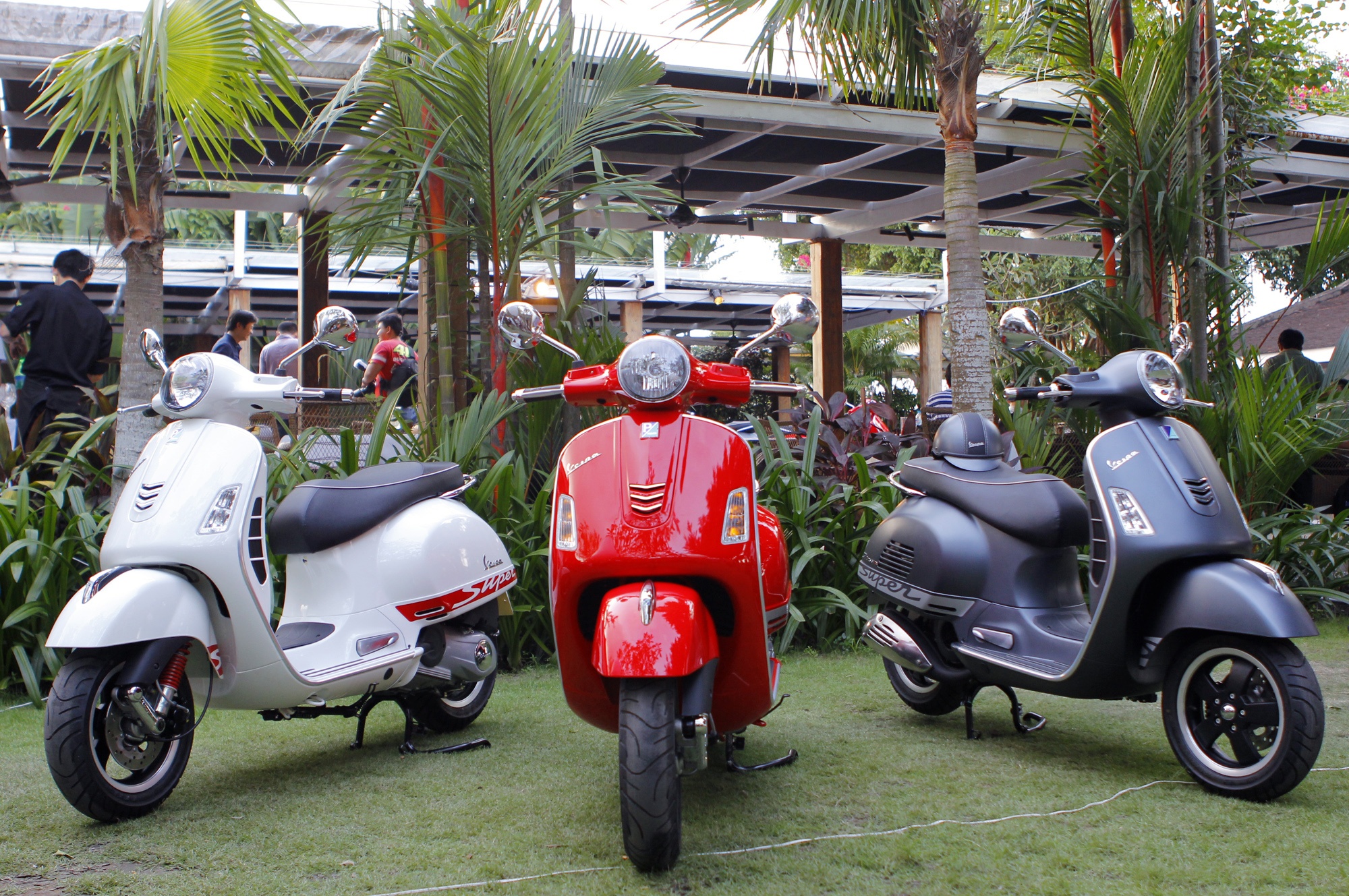 Piaggio Viet Nam ra mat bo doi Vespa moi, 'khai tu' LX hinh anh