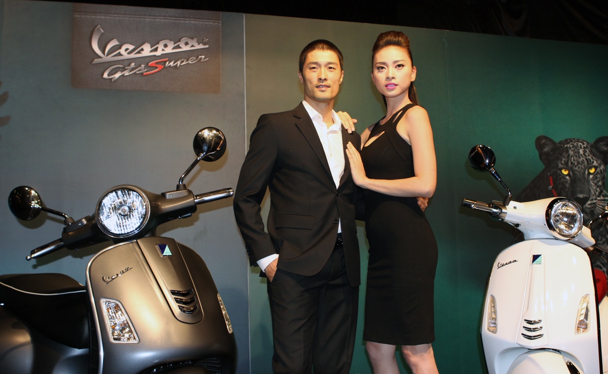 Dan sao Viet khoe dang ben Vespa Primavera hinh anh