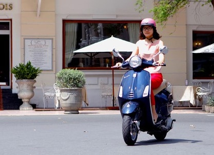 Thieu nu Sai thanh diu dang ben Vespa Primavera hinh anh