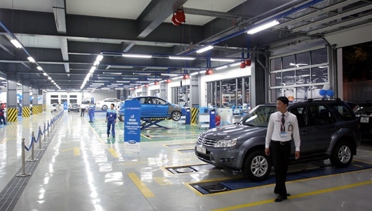 Hang ton day kho, o to giam gia tram trieu van e hinh anh