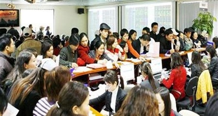 Danh cuoc ngan ty vao co phieu ‘rau thom, tra da’ hinh anh