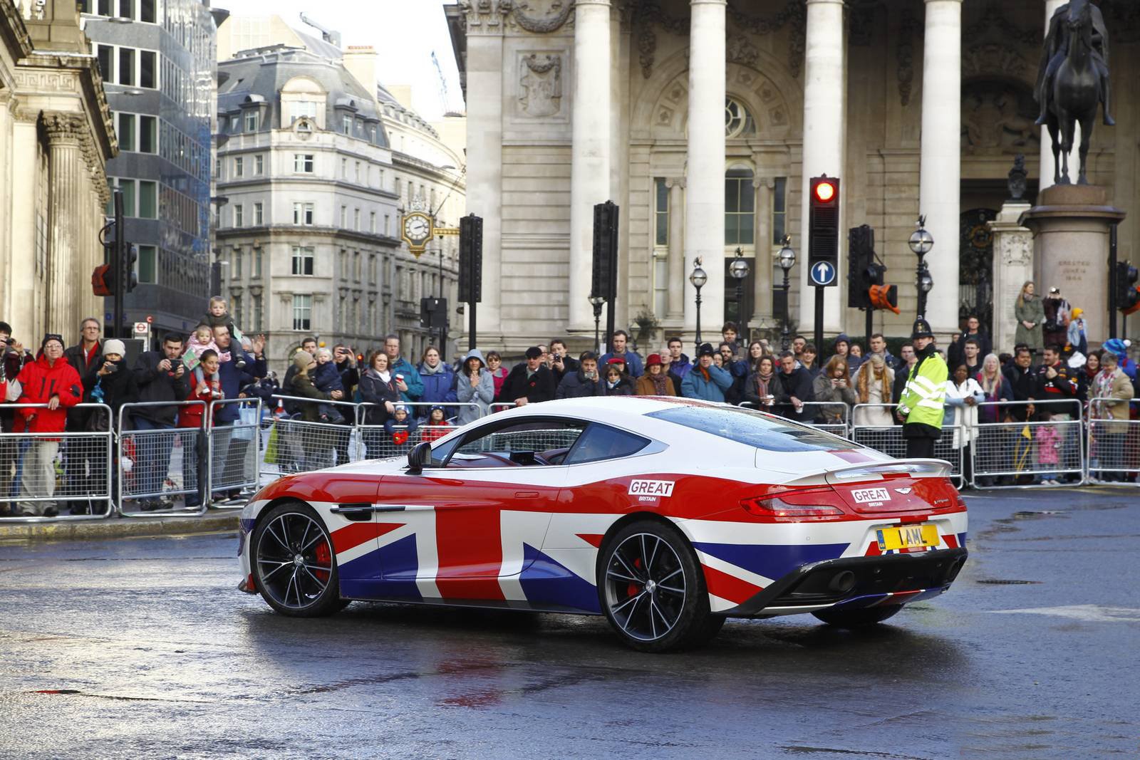 Aston Martin Vanquish in hinh quoc ky Anh doc dao hinh anh