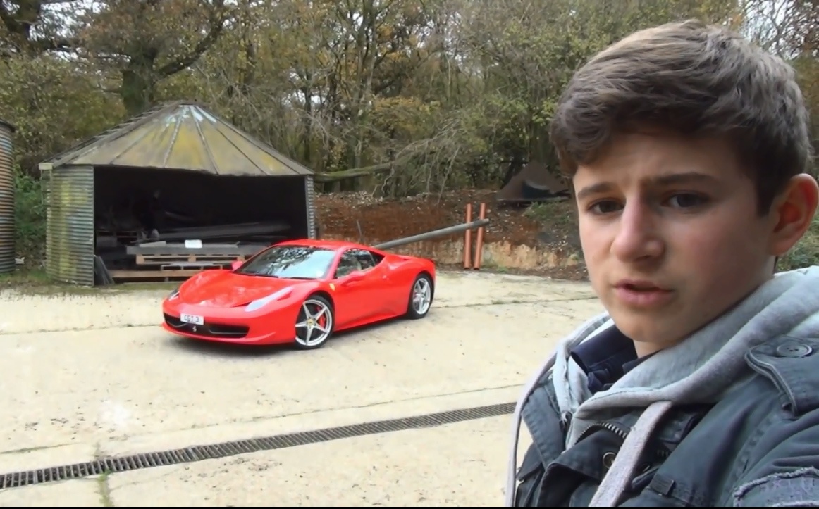 Cau be 14 tuoi lai sieu xe Ferrari 458 Italia dieu luyen hinh anh