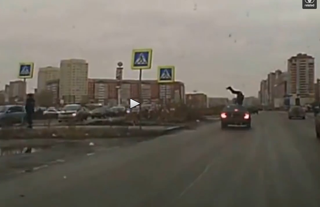 Chang trai bi hat tung len noc xe khi sang duong hinh anh