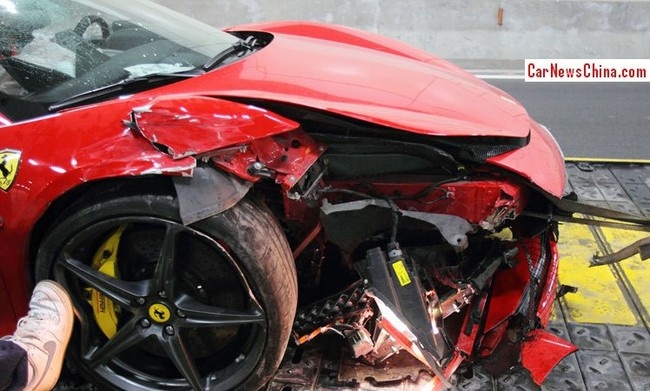 Ferrari 458 Spider 'toac dau' vi phong nhanh trong duong ham hinh anh