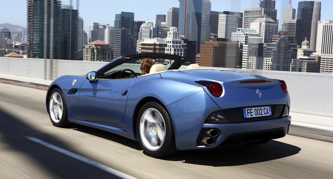 Sieu xe Ferrari California moi ra mat nam sau hinh anh