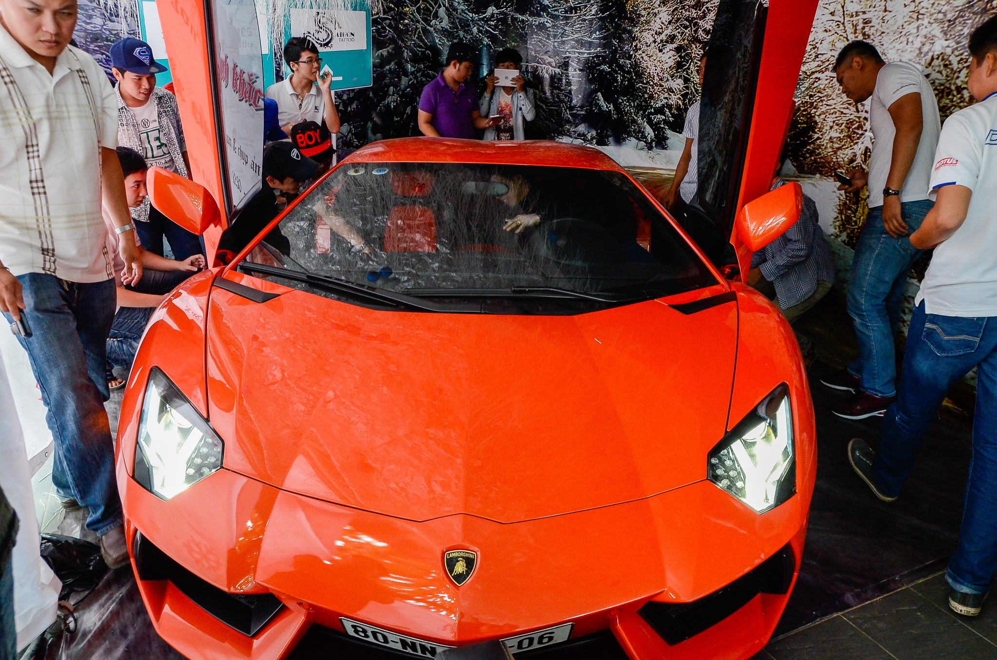 Nguoi Sai Gon hao hung chup anh cung Lamborghini Aventador hinh anh