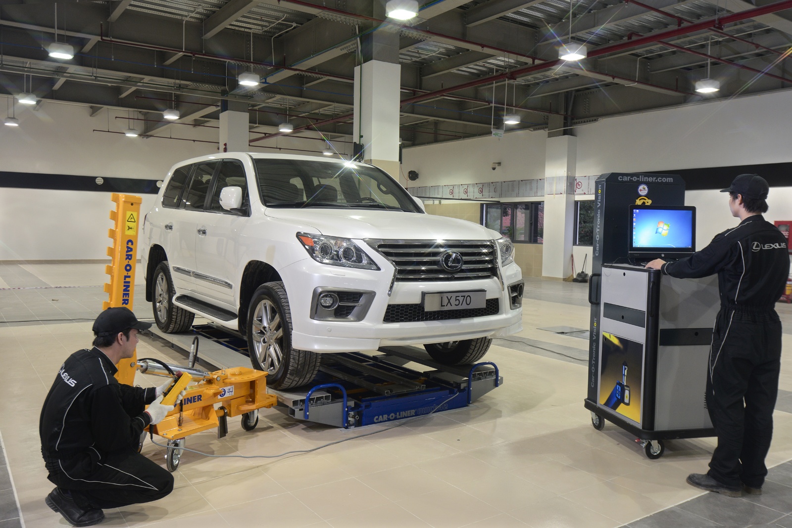 Showroom sang trong cua Lexus Viet Nam hinh anh