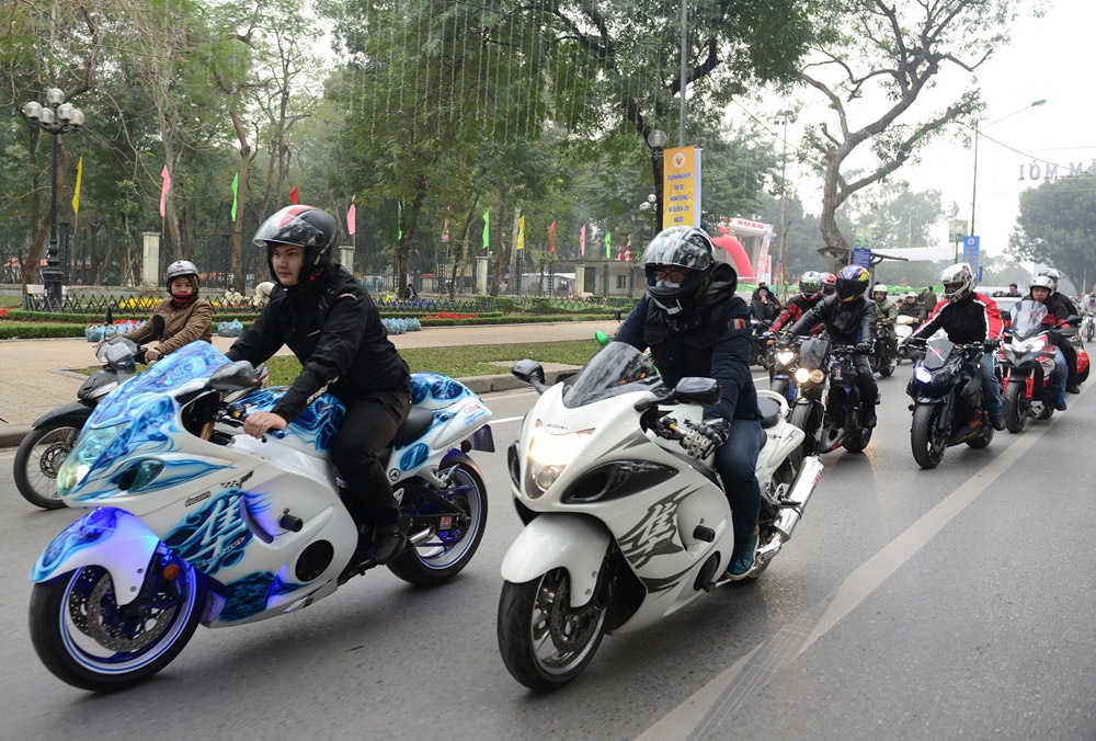 Doan xe khung dieu hanh tren duong pho Ha Noi hinh anh