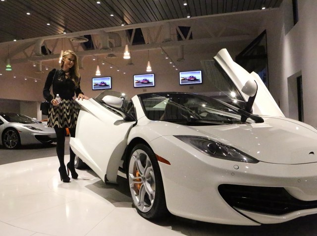 Anh dep sieu xe 16/1: Paris Hilton sam McLaren MP4-12C hinh anh
